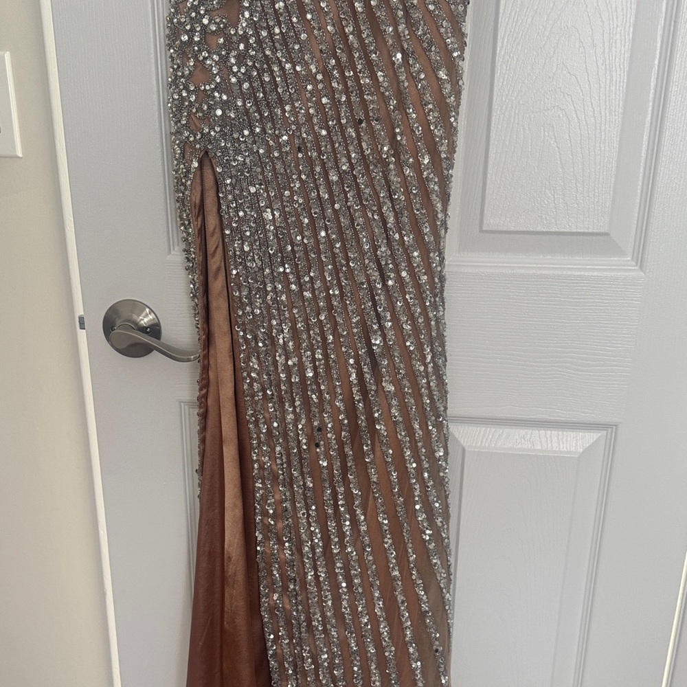 One-Shoulder Sequined Evening Gown in Rose Gold and Silver - Picture 3 of 5
